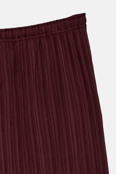 Pantalon violet froncé by VERO MODA®, avec taille élastiquée et texture plissée verticale.