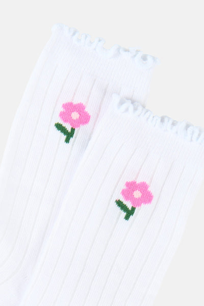 Chaussettes blanches à côtes, de VERO MODA, ornées de motifs floraux roses et verts et de bords festonnés.