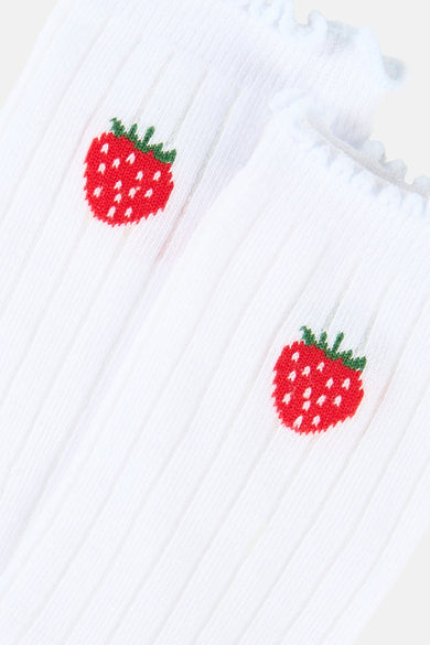 Chaussettes blanches à côtes par Vero Moda agrémentées de motifs brodés de fraises rouges et de bordures festonnées.