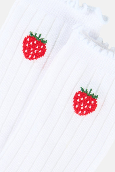 Chaussettes blanches à côtes par Vero Moda agrémentées de motifs brodés de fraises rouges et de bordures festonnées.