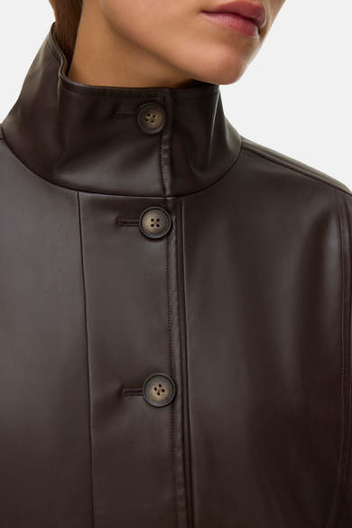 Kort bruin jasje van Vero Moda, met opstaande kraag en knoopsluiting.