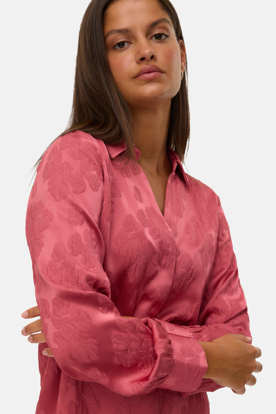 Chemisier rose à manches longues de VERO MODA, avec motif floral ton sur ton et texture subtile.
