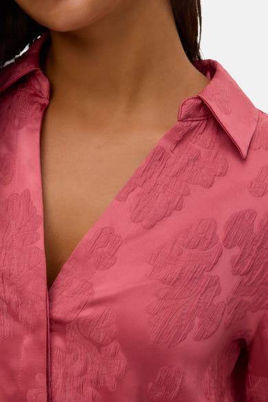 Chemise à manches longues rose de VERO MODA avec motif floral en relief et col classique.
