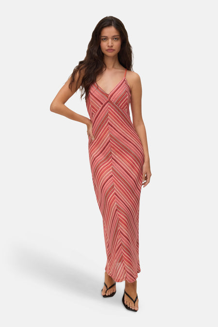 Robe maxi multicolore de VERO MODA à fines bretelles et rayures chevrons rouges et roses.