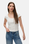 T-shirt blanc côtelé de VERO MODA® à col rond et manches courtes, porté avec un jean bleu.