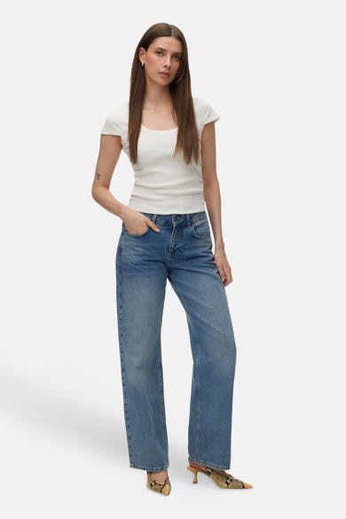 T-shirt blanc uni de VERO MODA® à manches courtes et côtelé, porté avec un jean et des mules à motif serpent.
