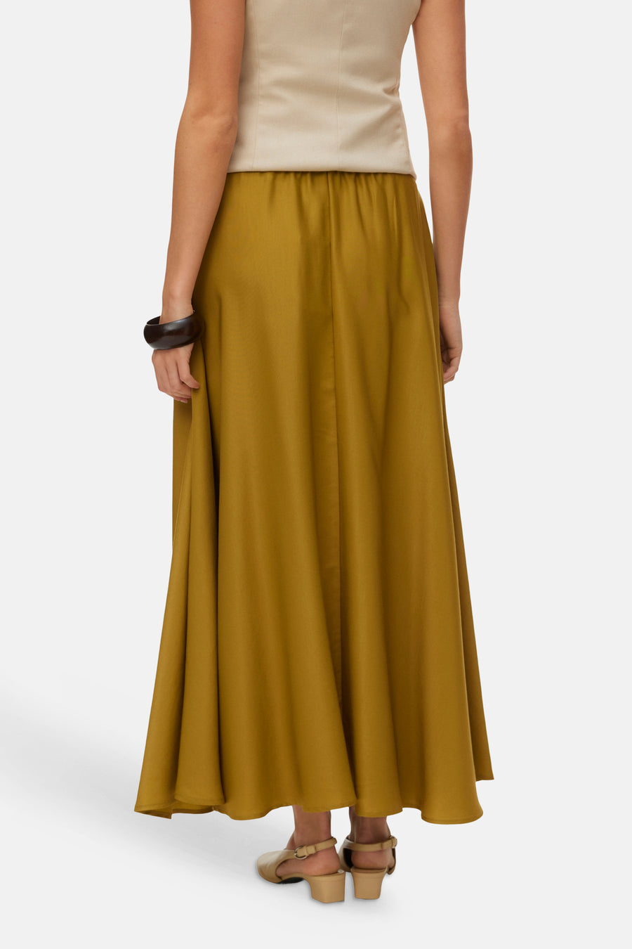 Jupe longue fluide vert olive de VERO MODA®, taille élastiquée, portée avec un top et des sandales.
