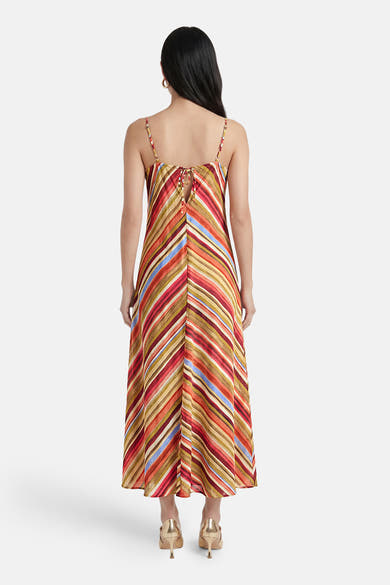 Robe longue multicolore de VERO MODA avec des rayures diagonales, un dos noué et des bretelles fines, vue de dos.
