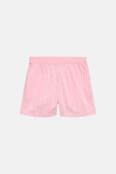 Short rose rayé de VERO MODA avec une taille élastique et des boutons décoratifs sur l'ourlet.
