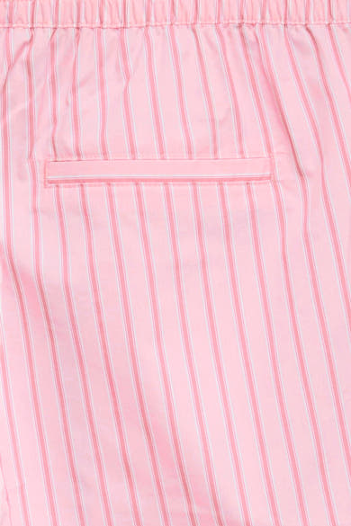 Short rose de VERO MODA® à motif rayé, avec taille élastiquée et poche arrière passepoilée.