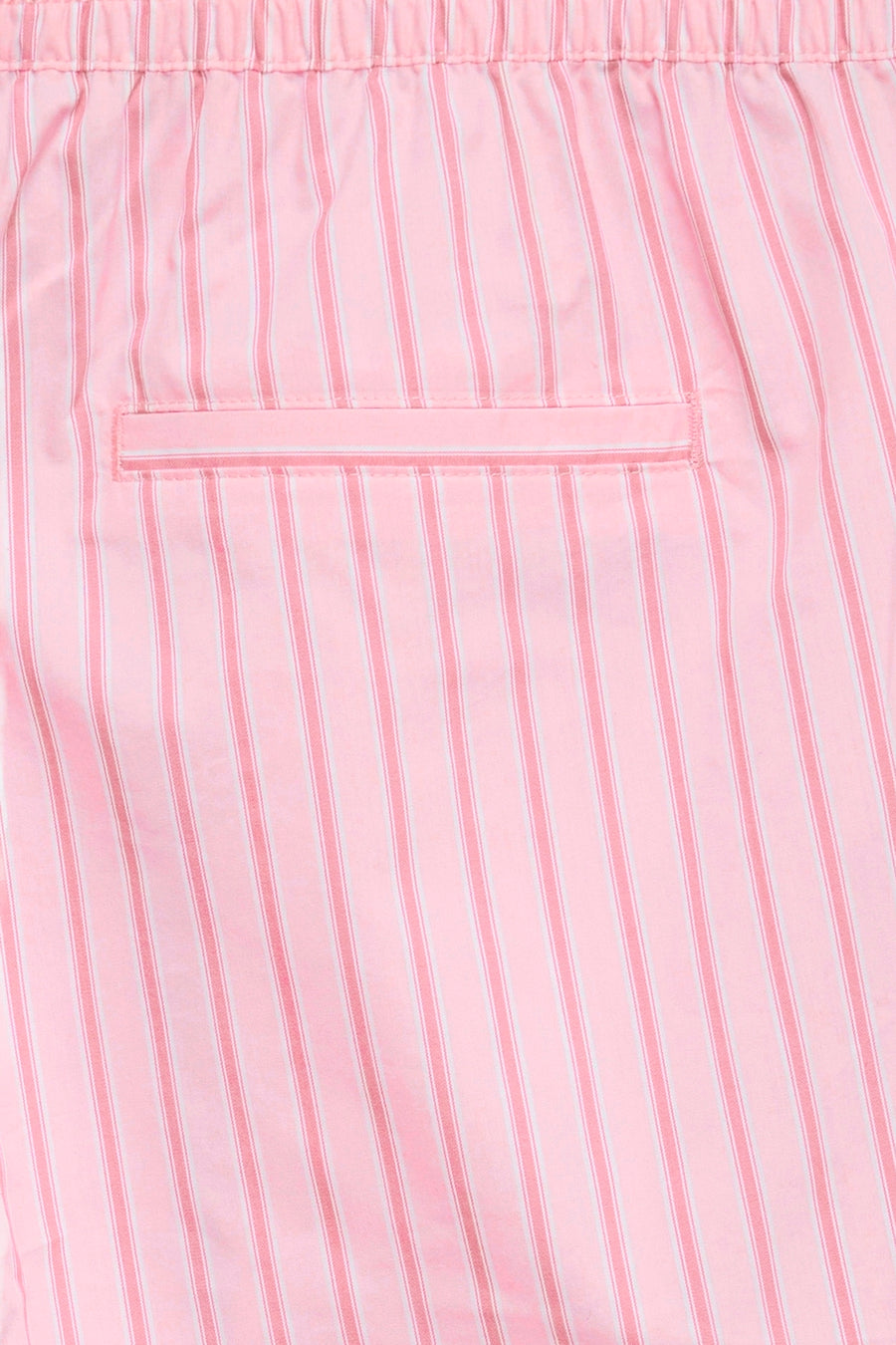 Short rose de VERO MODA® à motif rayé, avec taille élastiquée et poche arrière passepoilée.