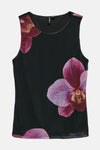 Zwart bloemenhemdje van VERO MODA versierd met roodpaarse bloemenprints.