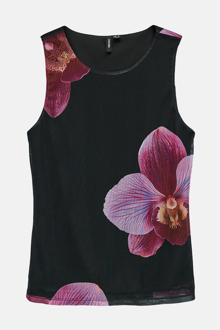 Zwart bloemenhemdje van VERO MODA versierd met roodpaarse bloemenprints.