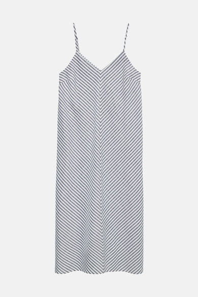 Robe mi-longue bleue à fines bretelles de VERO MODA® avec col en V et rayures diagonales bleues et blanches.