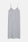 Robe mi-longue bleue à fines bretelles de VERO MODA® avec col en V et rayures diagonales bleues et blanches.