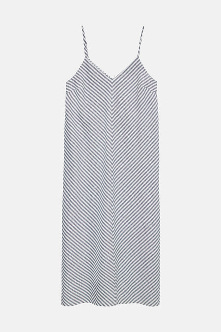 Robe mi-longue bleue à fines bretelles de VERO MODA® avec col en V et rayures diagonales bleues et blanches.