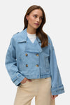 Veste courte en denim bleu clair de VERO MODA, à double boutonnage, avec poches plaquées et revers crantés.