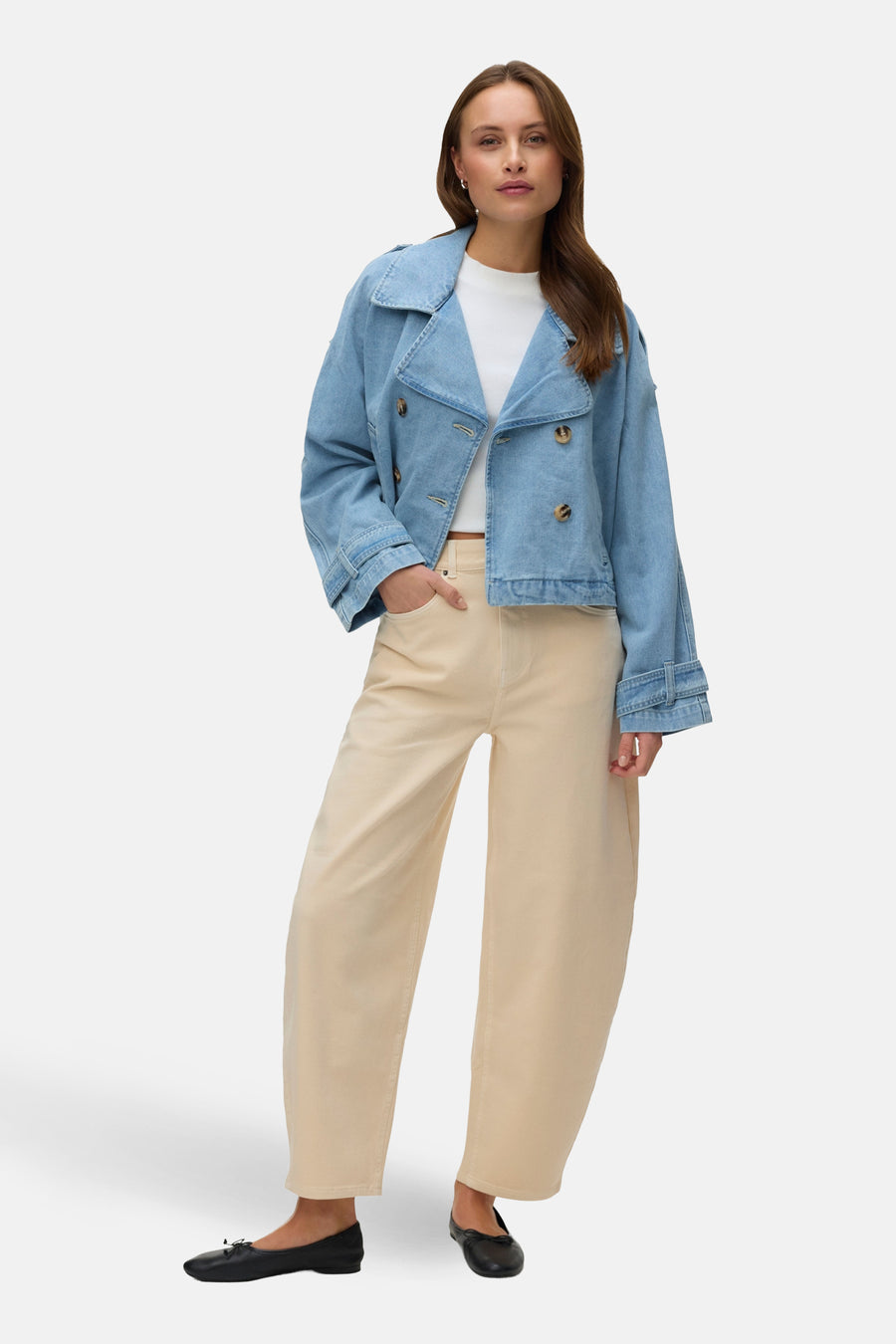 Veste courte en denim bleu clair de Vero Moda, avec double boutonnage et manches longues amples.