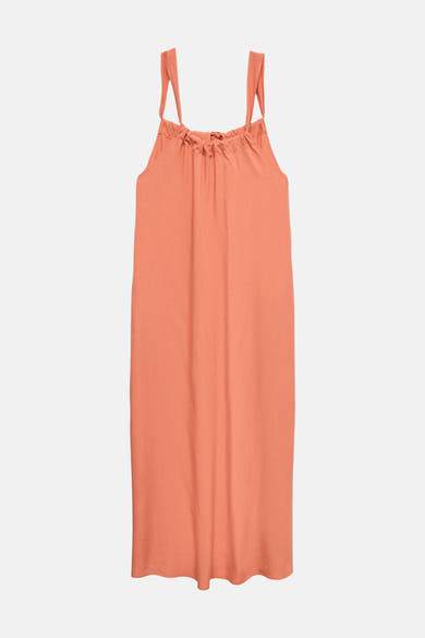 Robe longue orange de VERO MODA® avec bretelles fines et décolleté élastiqué froncé.