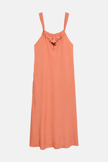 Robe orange de VERO MODA fluide à fines bretelles, décolleté froncé avec nœud.