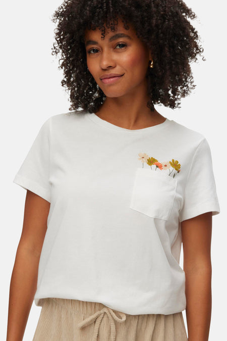 T-shirt blanc à manches courtes de VERO MODA, avec une poche poitrine brodée de fleurs.