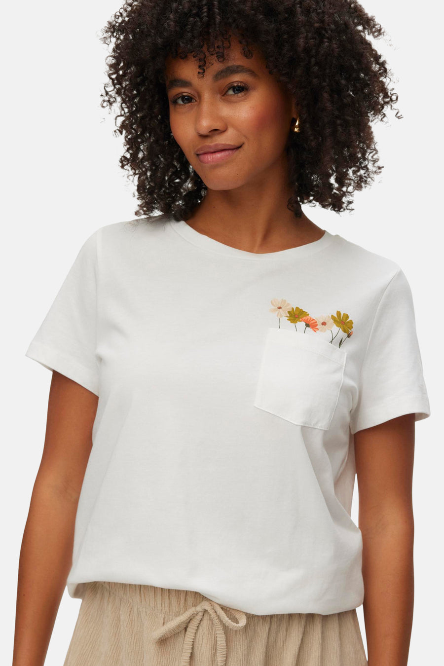 T-shirt blanc à manches courtes de VERO MODA, avec une poche poitrine brodée de fleurs.