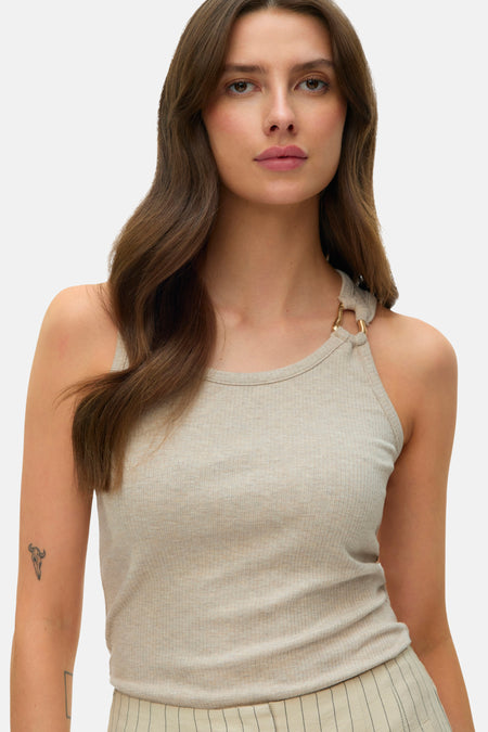 Top sans manches beige de VERO MODA® en maille côtelée avec un anneau doré sur la bretelle.