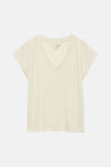 T-shirt beige à manches courtes de VERO MODA, avec un motif texturé en V et col en V.