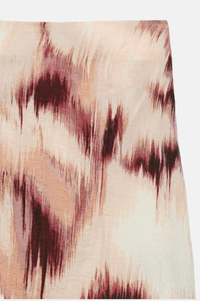 Jupe longue multicolore de VERO MODA® avec motif abstrait flou rouge et pêche, texture tissée.