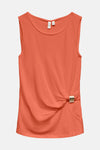 Oranje mouwloos T-shirt van VERO MODA met ronde hals, crêpetextuur en een gouden gesp die een plooi aan de zijkant creëert.