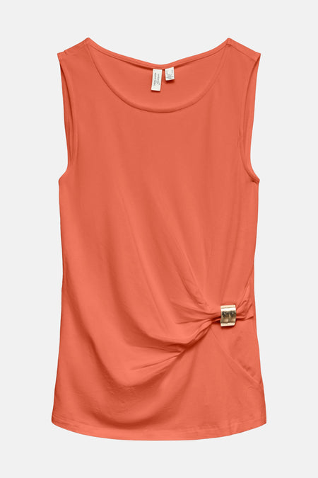 T-shirt sans manches orange de VERO MODA avec col rond, texture crêpée et boucle dorée créant un drapé sur le côté.