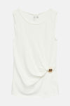 Wit mouwloos topje van VERO MODA® met ronde hals, gedrapeerd detail en gouden gesp.