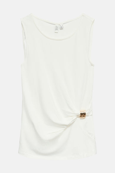 Top blanc de VERO MODA® sans manches avec col rond, détail drapé et boucle dorée.