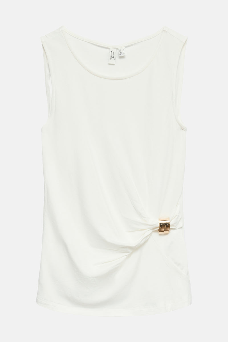 Top blanc de VERO MODA® sans manches avec col rond, détail drapé et boucle dorée.