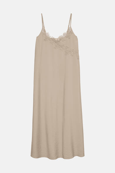 Robe cami beige satinée de VERO MODA avec dentelle florale sur le décolleté.