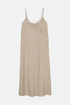 Robe cami beige satinée de VERO MODA avec dentelle florale sur le décolleté.