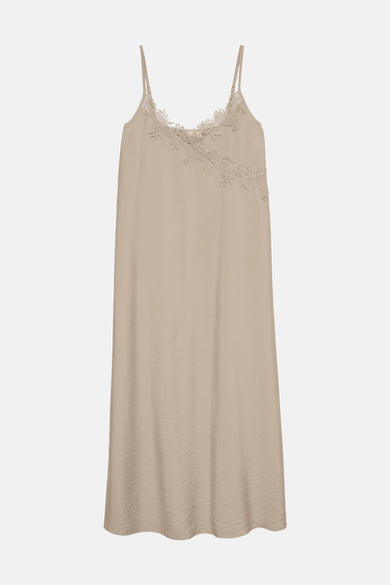 Beige satijnen camisolejurk van VERO MODA met bloemenkant op het decolleté.