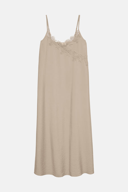 Robe cami beige satinée de VERO MODA avec dentelle florale sur le décolleté.