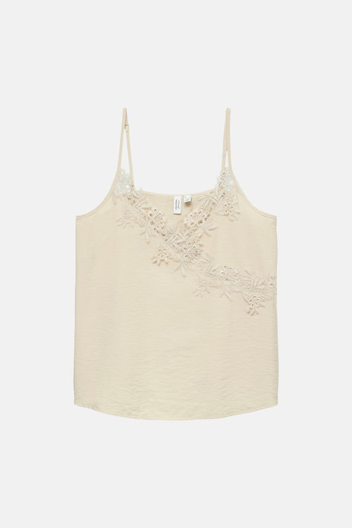 Débardeur beige à fines bretelles de VERO MODA en tissu satiné froissé avec des empiècements de dentelle florale.