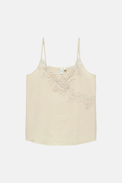 Débardeur beige à fines bretelles de VERO MODA en tissu satiné froissé avec des empiècements de dentelle florale.