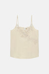 Débardeur beige à fines bretelles de VERO MODA en tissu satiné froissé avec des empiècements de dentelle florale.