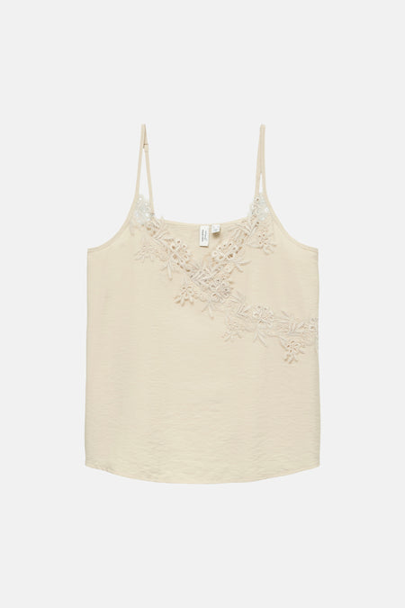 Débardeur beige à fines bretelles de VERO MODA en tissu satiné froissé avec des empiècements de dentelle florale.