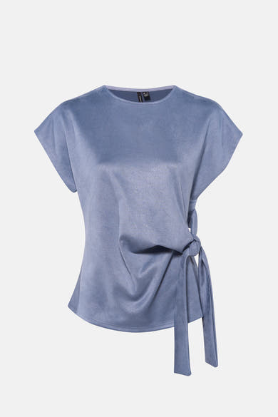 Blouse bleue à manches courtes par VERO MODA, avec un nœud décoratif sur le côté.