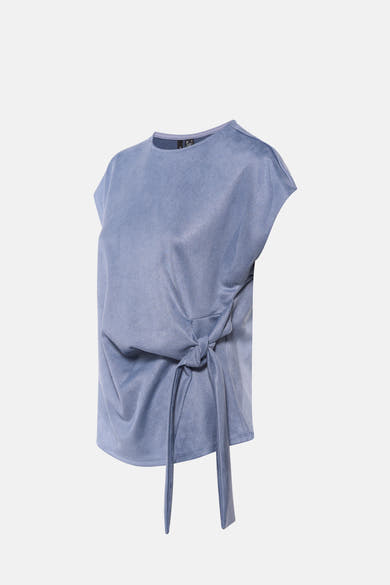 Blouse bleue à manches courtes de VERO MODA, avec un détail noué sur le côté.