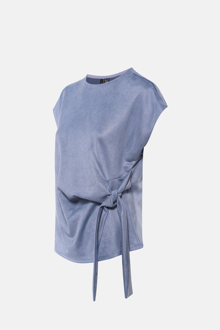 Blouse bleue à manches courtes de VERO MODA, avec un détail noué sur le côté.