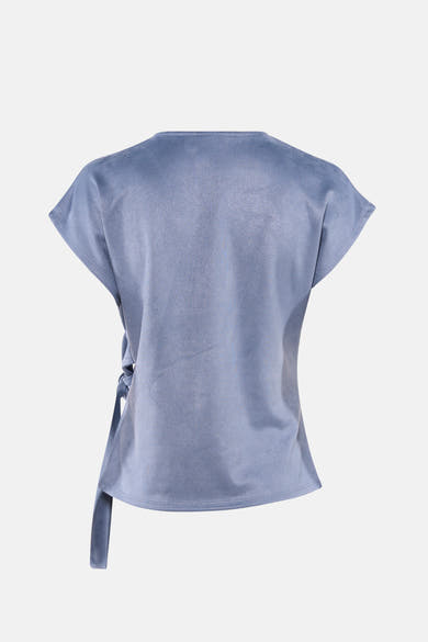 Blouse bleu à manches courtes de Vero Moda, avec une ceinture nouée sur le côté.