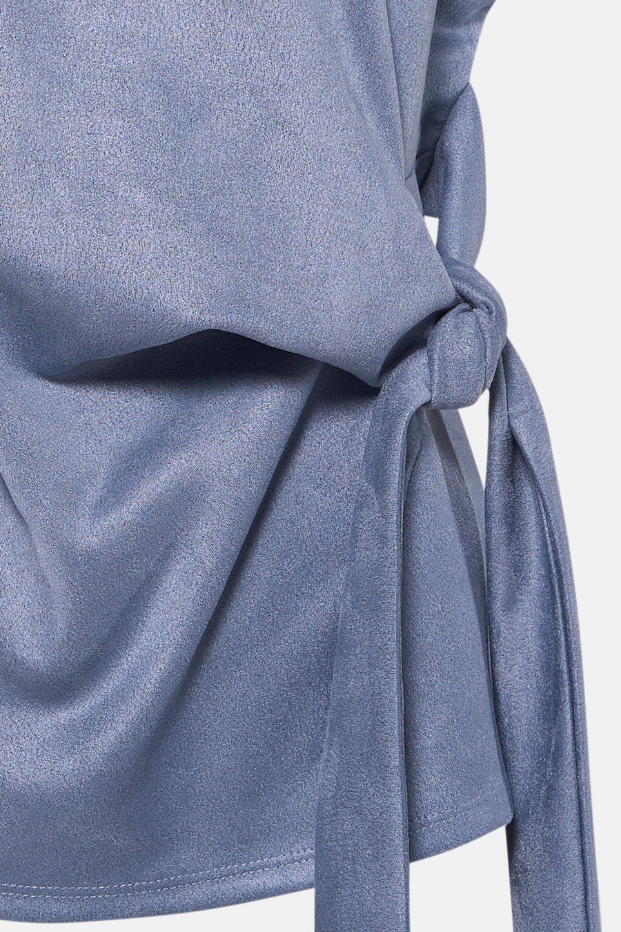 Blouse bleu à manches courtes de VERO MODA, détail noué sur le côté et texture subtile.