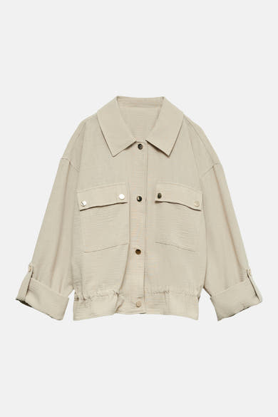 Beige gilet van VERO MODA® in getextureerde stof met kraag, gouden drukknoppen en opgerolde mouwen.