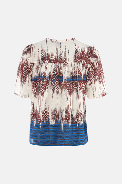 Multikleurige blouse van VERO MODA® van achteren gezien, met ecru, roodbruine en blauwe patronen met plooien en een gestreepte band.