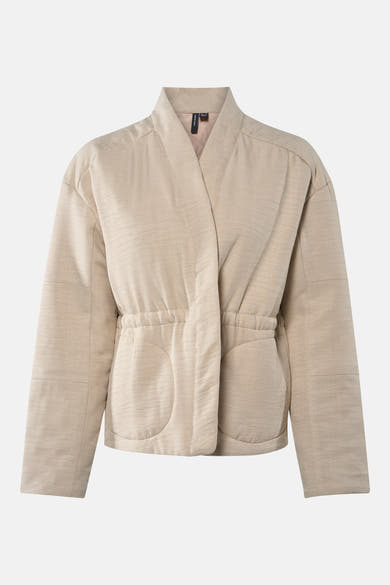 Korte beige jas van VERO MODA, met trekkoord in de taille en opstaande kraag, achterzijde.